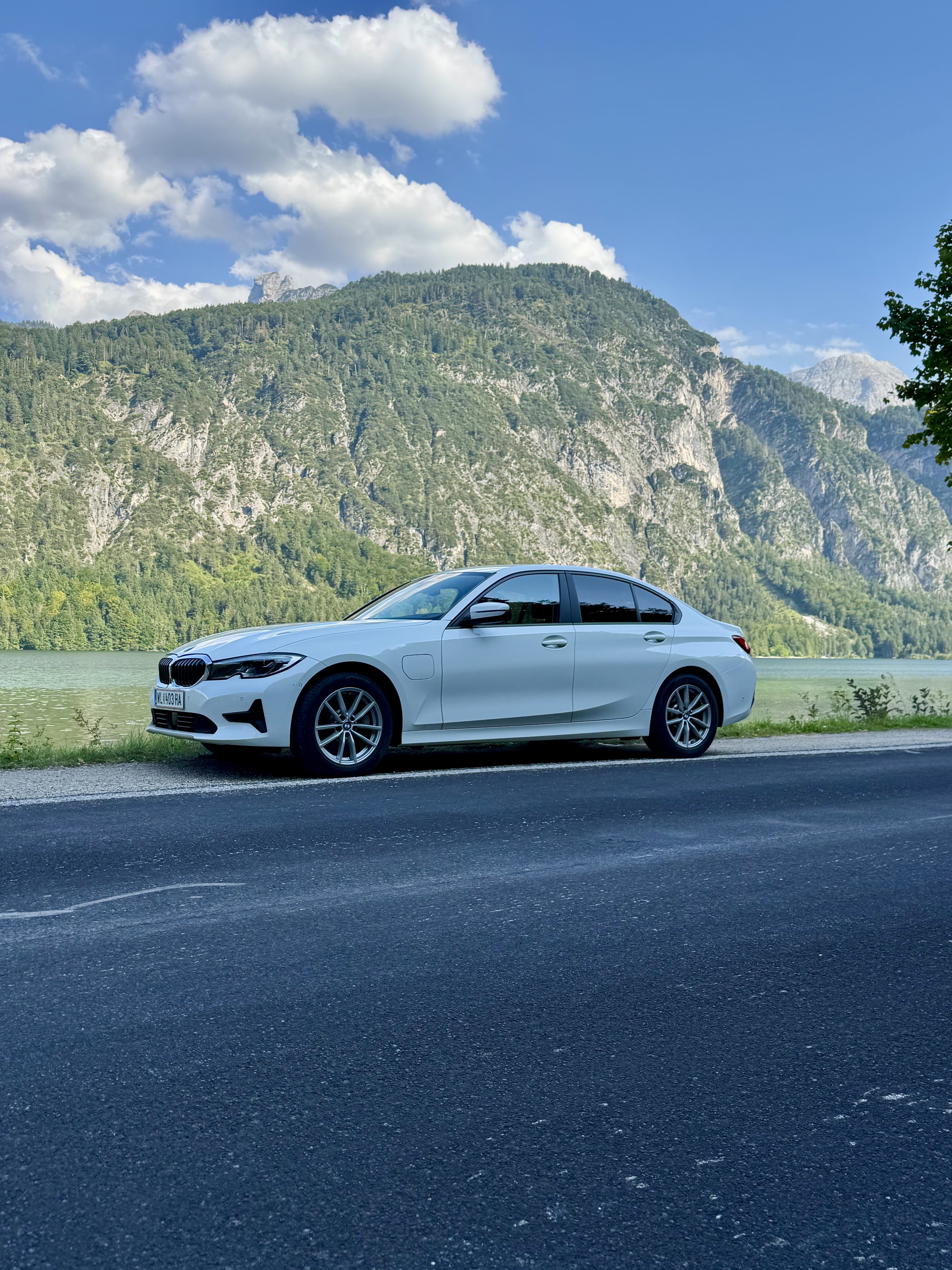 BMW 330e in Alpinweiß, Seitenansicht am See