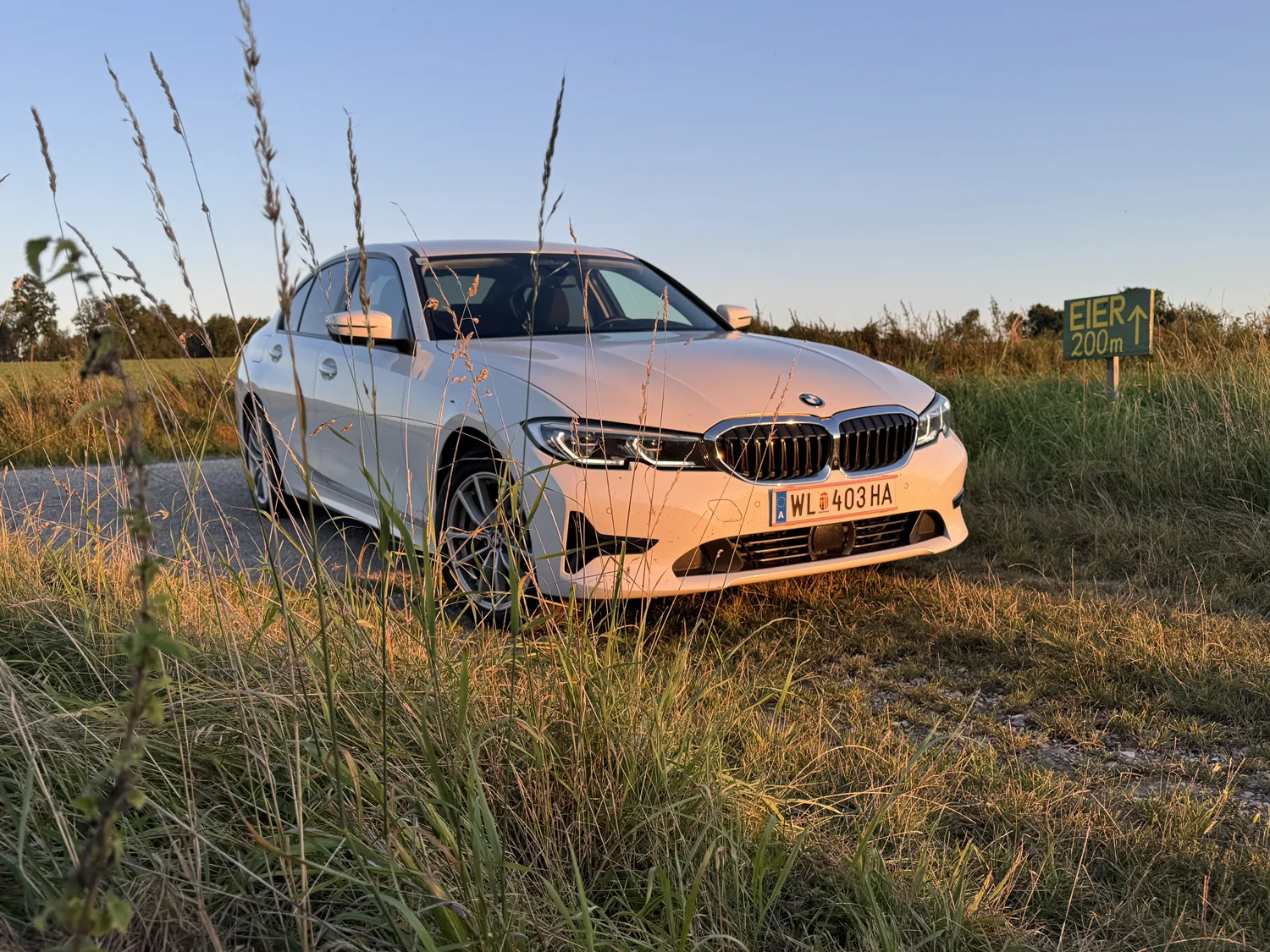 Mein weißer BMW 330e im warmen Abendlicht